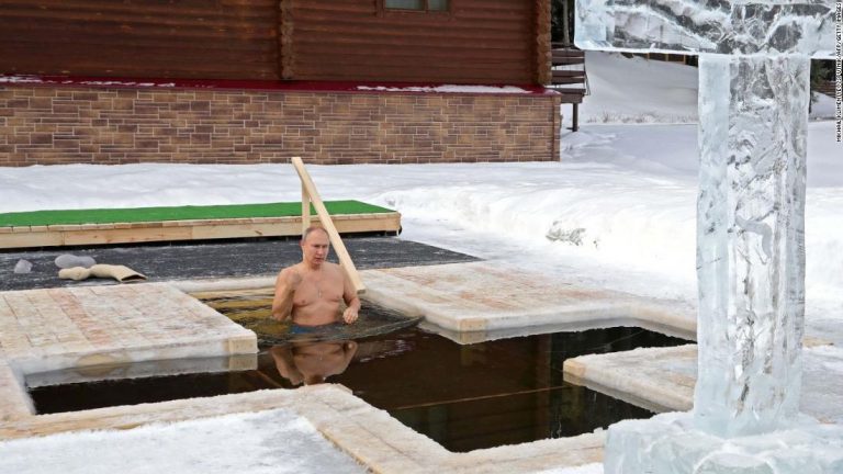 Putin s-a scufundat într-o piscină cu apă rece ca gheaţa pentru a celebra Boboteaza de rit vechi