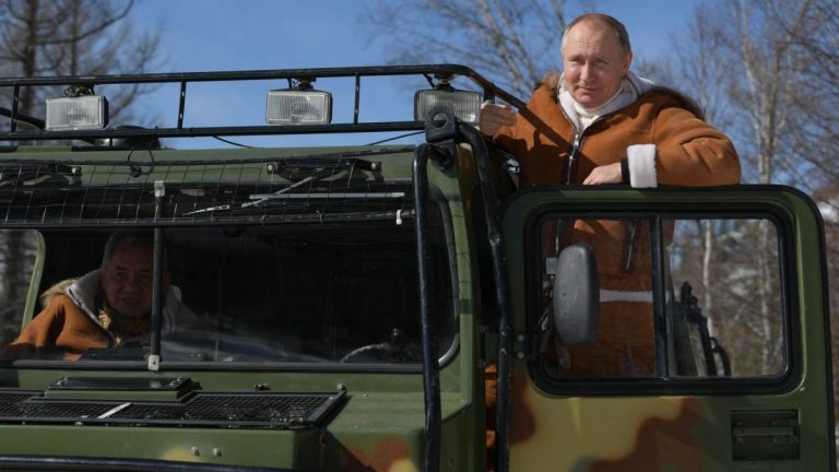 Putin îşi petrece weekend-ul în taigaua siberiană, alături de ministrul apărării
