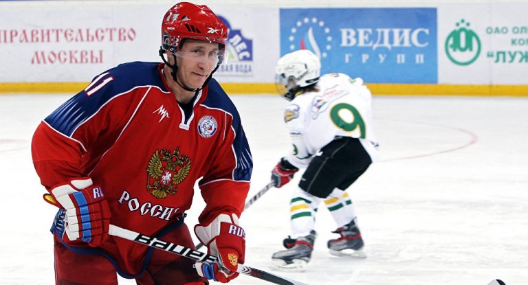 Vladimir Putin a participat la un meci de hochei pe gheaţă în Piaţa Roşie din Moscova