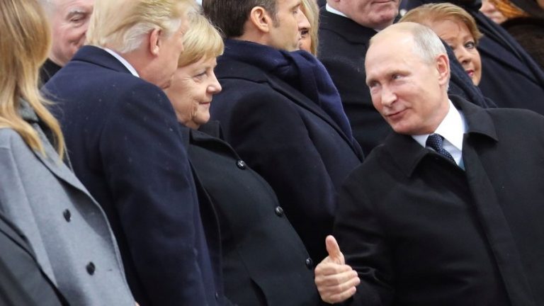 Putin şi Trump s-au salutat şi şi-au dat mâna înainte de comemorarea Armistiţiului (TV)