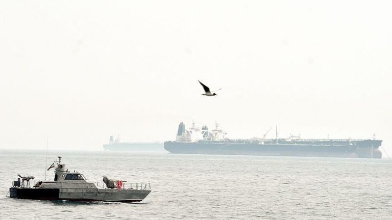 Vapor militar din Qatar, reținut temporar în apele teritoriale ale EAU