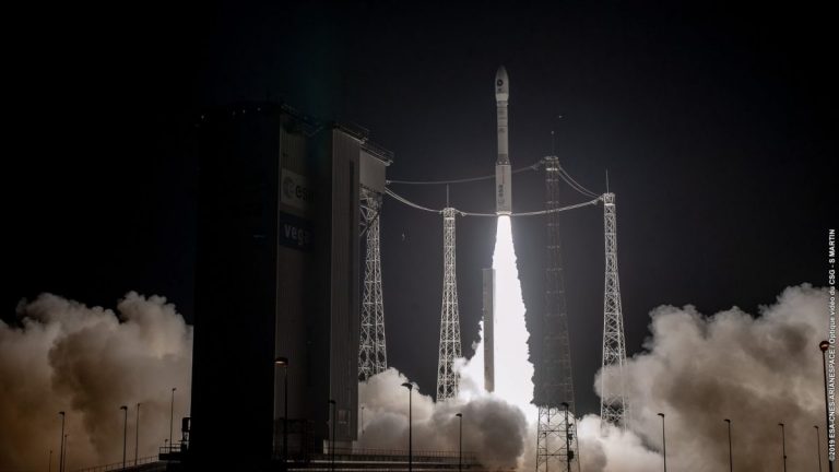 Racheta europeană Vega lansează o serie de sateliţi americani mici