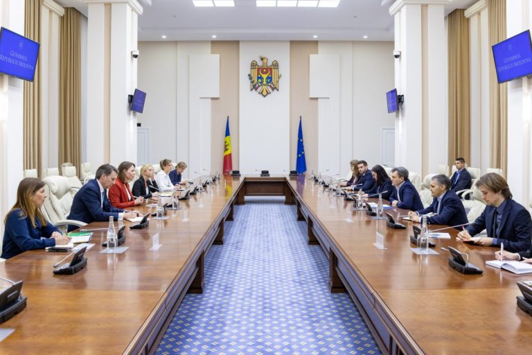 Atacurile hibride ale Rusiei în Moldova – discutate de premierul Recean cu ministra de Externe a Regatului Țărilor de Jos