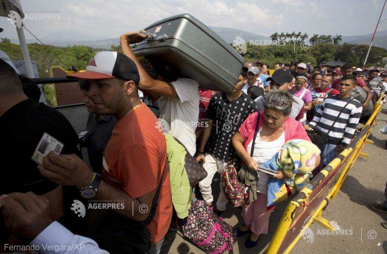 Mii de venezuelei fug în Columbia printr-un ‘coridor umanitar’ provizoriu
