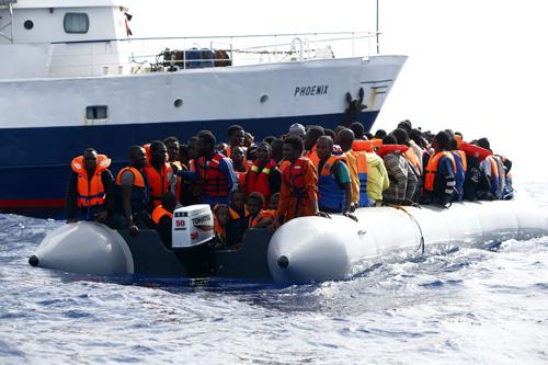 Circa 70 de migranţi s-au refugiat pe o platformă petrolieră în Marea Mediterană