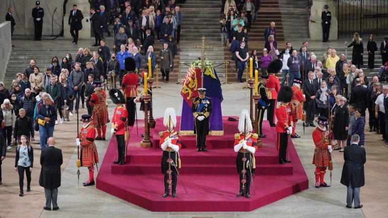 Cei patru copii ai Reginei Elisabeta s-au recules la catafalcul ei, la Londra