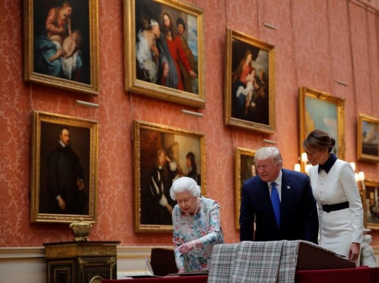 Regina Elisabeta i-a arătat lui Trump obiecte de colecţie de la jocuri de golf