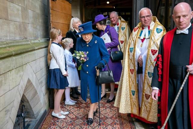 Regina Elisabeta a II-a a fost văzută în timp ce mergea cu un baston în cadrul unui eveniment public
