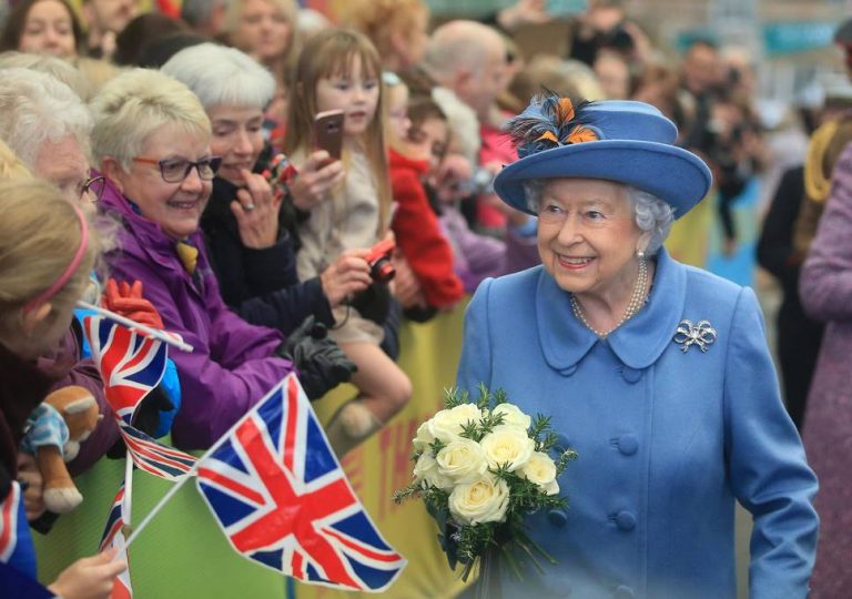 Regina Elizabeth a II-a refuză să fie operată la genunchi