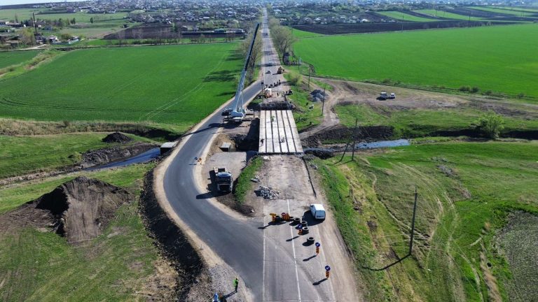 Au început lucrările de reconstrucție a podului peste râul Răut