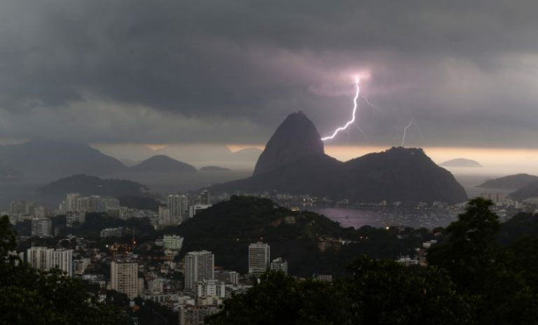 Oraşul Rio de Janeiro, afectat de furtuni puternice şi ploi torenţiale. Cel puțin cinci morți