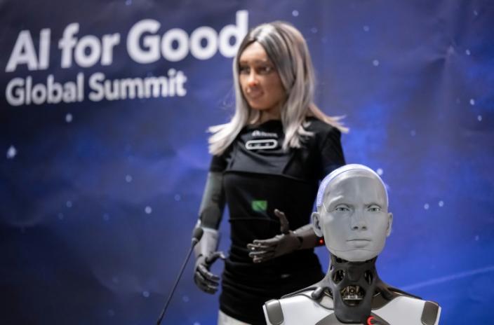 Roboţi umanoizi au afirmat într-o conferinţă ONU că pot să conducă lumea
