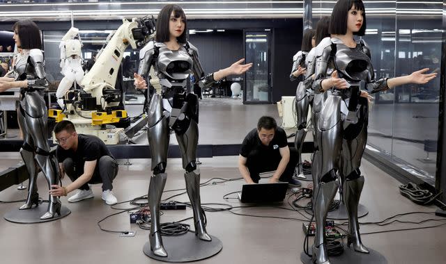O fabrică din China realizează roboți umanoizi hiperealiști pentru a fi folosiți în sănătate și educație