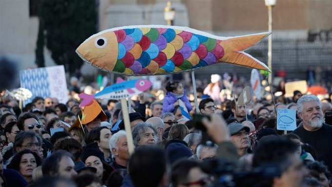 Proteste ale ‘Sardinelor’ în centrul Romei – Zeci de mii de oameni au denunțat ascensiunea partidelor populiste
