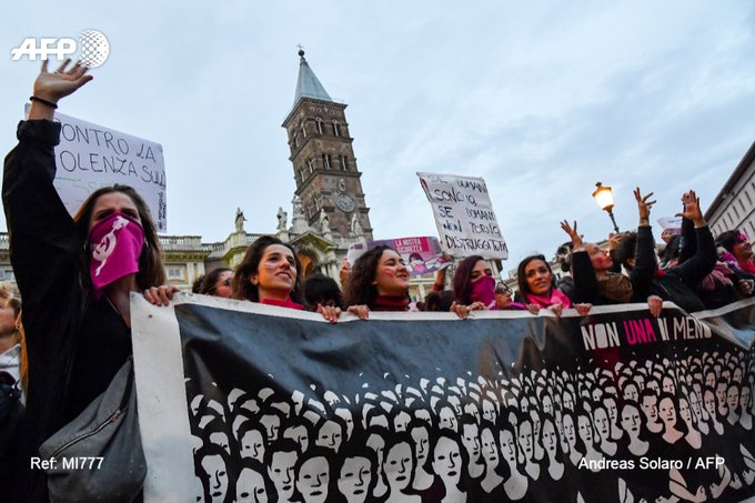 Manifestaţii la Roma. Zeci de mii de persoane au protestat pentru a spune ‘Stop!’ violenţelor domestice (FOTO/VIDEO)