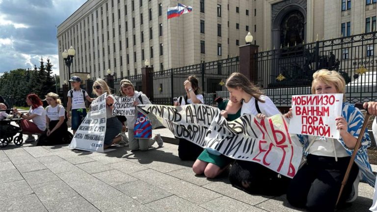 O nouă manifestaţie la Moscova a unui grup de soţii de soldaţi mobilizaţi