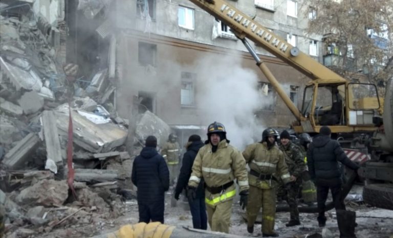 Bilanţul victimelor prăbuşirii blocului de locuinţe din Rusia ajunge la 26 de morţi
