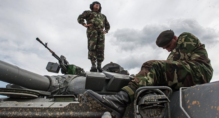 Rusia continuă exerciţiile militare în apropiere de graniţa cu Ucraina