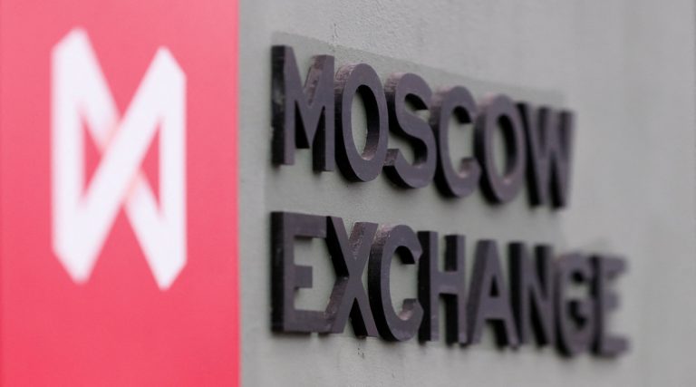 Tranzacţiile cu acţiuni şi instrumente derivate de la bursa din Moscova vor rămâne oprite marţi