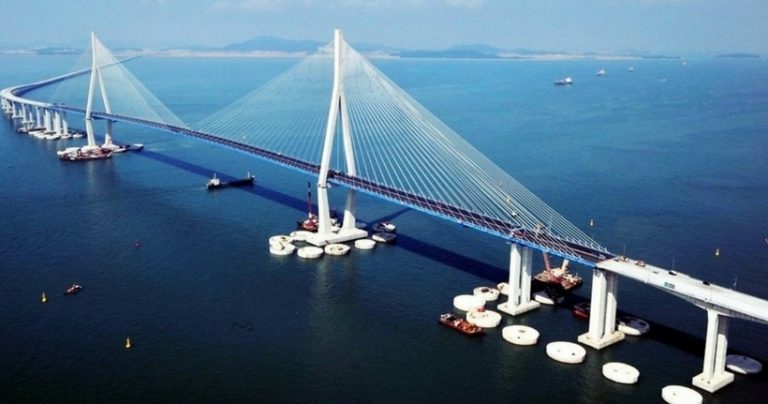 Primul pod ce leagă Rusia continentală de Crimeea va fi inaugurat marţi, în prezența președintelui Putin