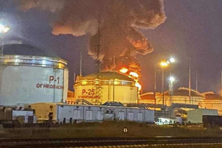 Incendiu la o rafinărie de petrol din sudul Rusiei, provocat de o dronă