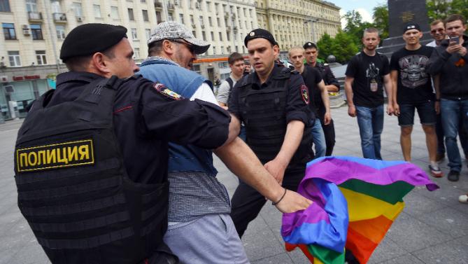 Rusia pune LGBT pe lista sa de “terorişti şi extremişti”