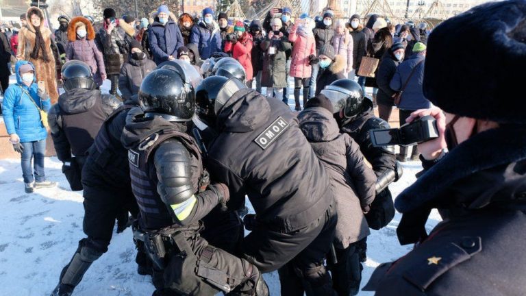O nouă zi de proteste ale susținătorilor lui Navalnîi în Rusia. Cel puţin 500 de arestări