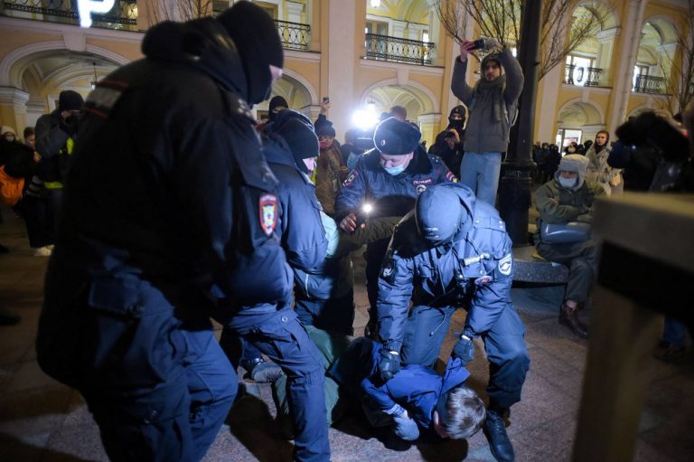 Peste 1.000 de protestatari au fost arestați în cadrul mitingurilor anti-mobilizare din Rusia
