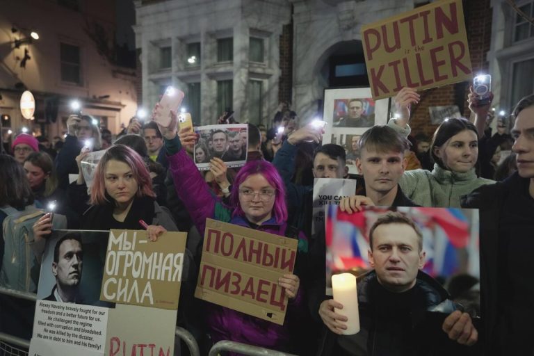 Nebunie în Rusia: jurnaliști și protestari arestați pe străzi. Revoltă după moartea lui Navalnîi