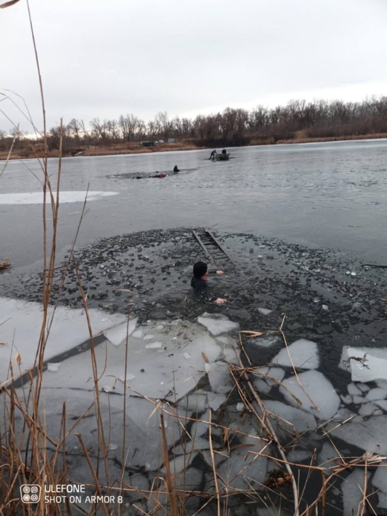 Un pescar s-a prăbușit sub gheață, iar alții doi s-au aventurat să-l scoată cu o barcă spartă