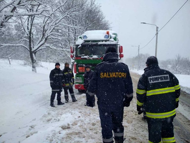 S-au pornit cu copilul la spital și au rămas blocați în zăpadă