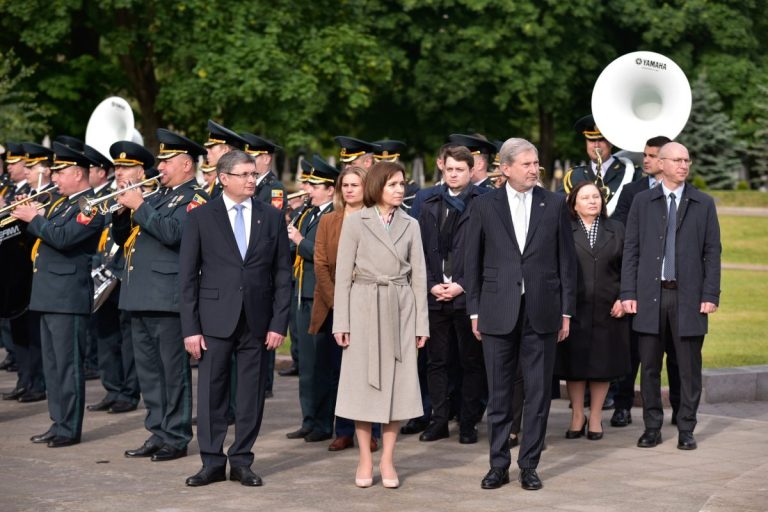 Reprezentanții conducerii țării au depus flori la Memorialul „Eternitate”
