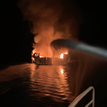 O ambarcațiune a luat foc în largul coastei Californiei – 34 de persoane dispărute