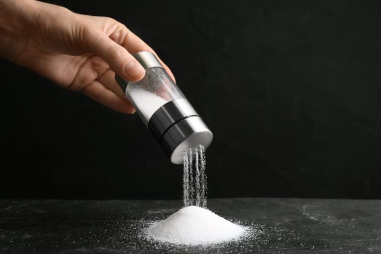 OMS îndeamnă țările să interzică alimentele bogate în sare