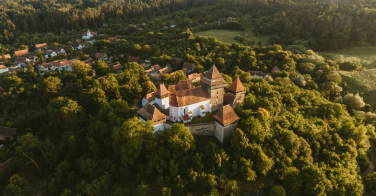 Cinci sate din România unde să petreci sărbătorile de Paște: de la primul sat turistic românesc la destinațiile cu obiective incluse în patrimoniul UNESCO