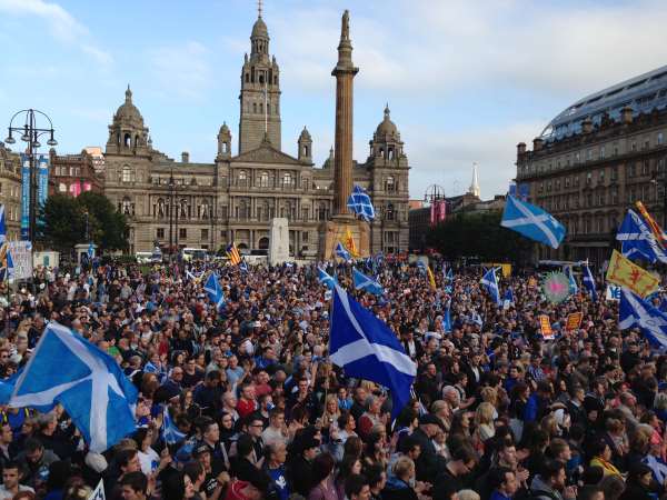 Zeci de mii de manifestanţi cer independenţa Scoţiei faţă de Regatul Unit