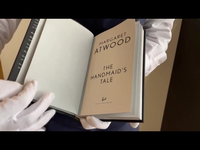 Un exemplar ignifug din ”The Handmaid’s Tale”, vândut la licitaţie cu sumă uriaşă