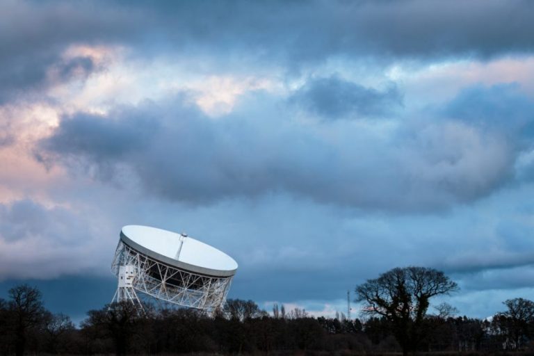 Astronomii au descoperit un semnal radio misterios din spaţiu care se repetă la fiecare 157 de zile