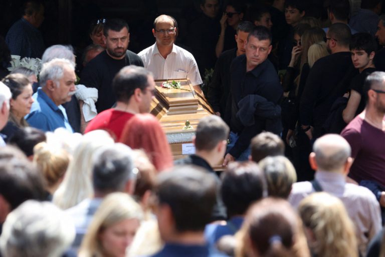 Mii de sârbi au participat la funeraliile victimelor celor două atacuri armate din această săptămână