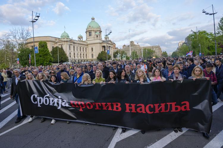 Noi manifestaţii uriaşe împotriva guvernului de la Belgrad