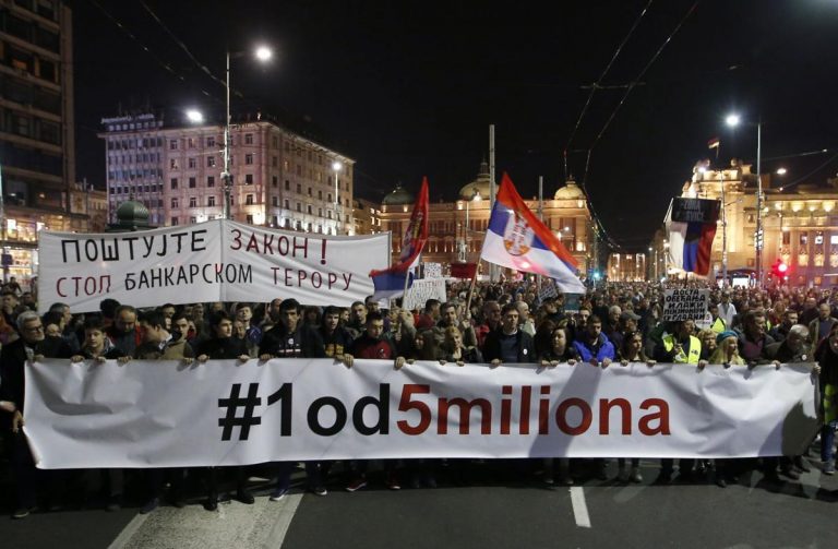 Proteste la Belgrad – Un grup de protestatari a pătruns în sediul televiziunii de stat