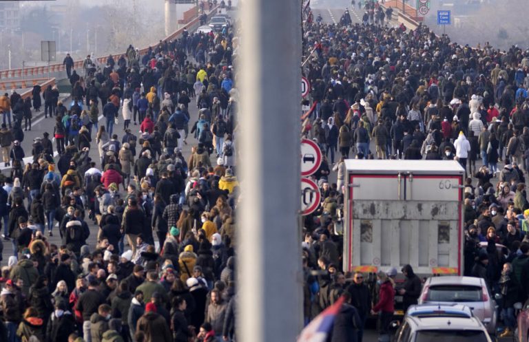 Mii de manifestanţi au blocat şosele în Serbia, într-un nou protest antiguvernamental şi împotriva planurilor miniere