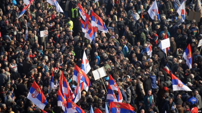 Revolta din Serbia ia amploare: Peste 25.000 de protestatari sâmbătă la Belgrad
