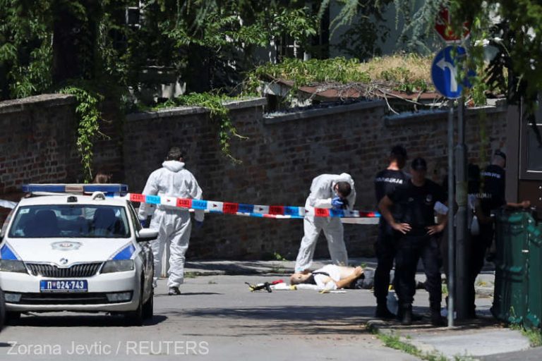 Un bărbat, împușcat mortal după ce a tras cu o arbaletă într-un polițist aflat în fața Ambasadei Israelului din Serbia