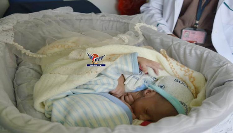 Bebeluşi siamezi din Yemen, aflaţi într-o stare critică, evacuaţi în Iordania