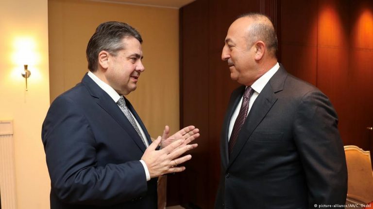 Ministrul german de externe a făcut un tur al orașului său natal cu omologul său turc pentru “vindecarea” relațiilor dintre Berlin şi Ankara