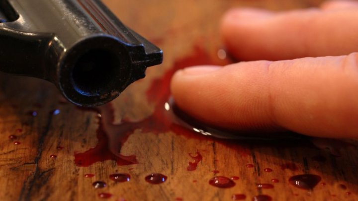 Un copil s-a împuşcat MORTAL cu arma tatălui său