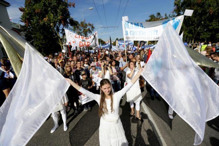 Zeci de mii de oameni au manifestat în Slovacia pentru interzicerea avortului