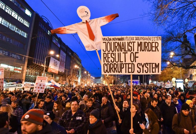 Slovacia : Zeci de mii de oameni au manifestat cerând demisia şefului poliţiei după asasinarea ziaristului Jan Kuciak