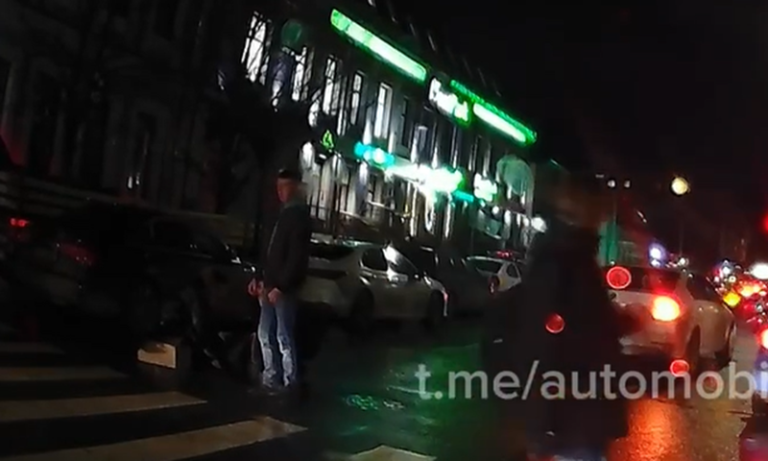 Accident în centrul Chișinăului: O femeie a fost lovită de o mașină chiar pe trecerea de pietoni